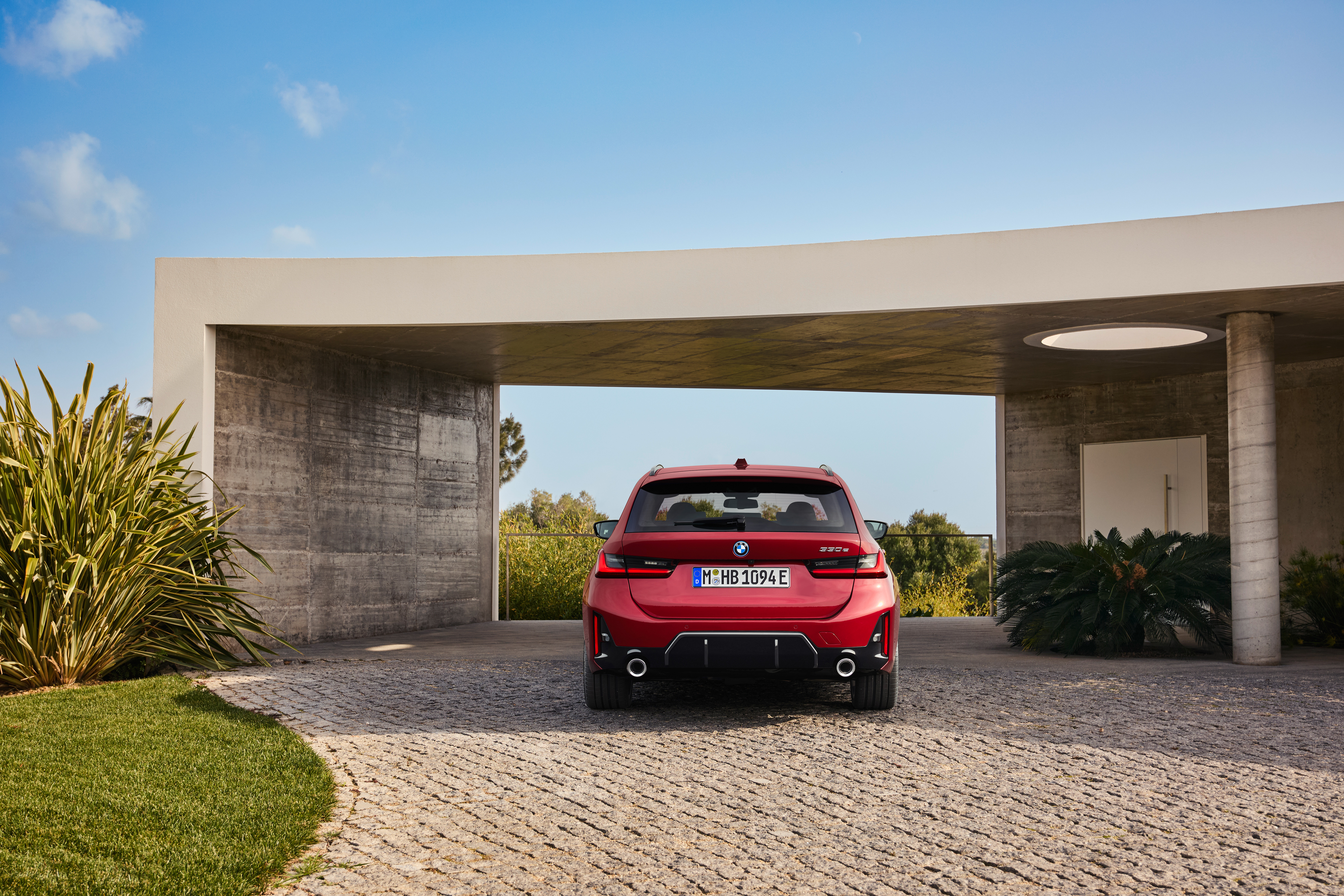 P90549649_highRes_the-new-bmw-330e-tou